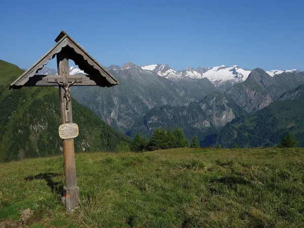 beim Wetterkreuz hinten rechts die Simonyspitzen