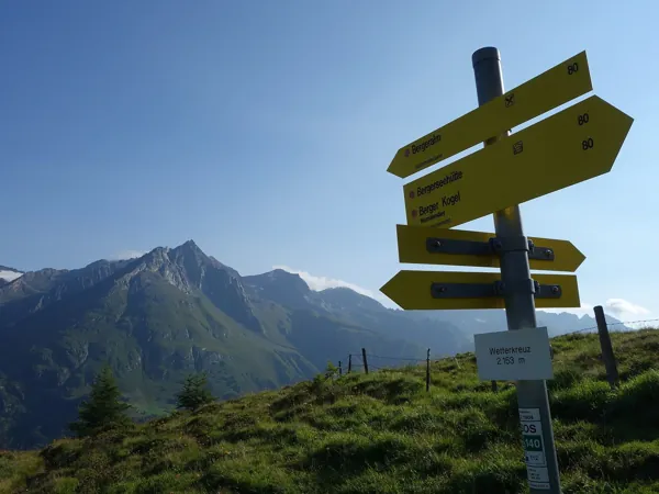 beim Wetterkreuz hinten links die Wunsspitze