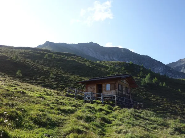 vom Wetterkreuz Aufstieg Richtung Gipfel Berger Kogel hinten Bildmitte bei Hütte
