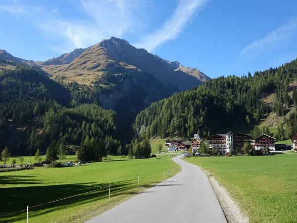 Aufstieg Richtung Hohes Tor rechts der Taürerwirt hinten der Ganimitz