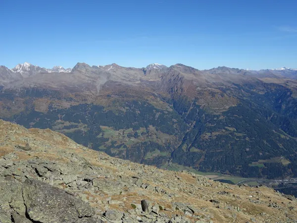 Blick vom Gipfel Böses Weibele Richtung NO hinten Mitte das Petzeck