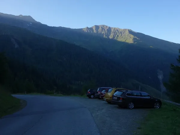 Start am kleinen Parkplatz vor dem Lucknerhaus