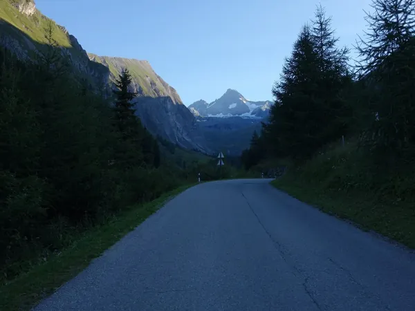Start am kleinen Parkplatz vor dem Lucknerhaus der Großglockner im Hintergrund