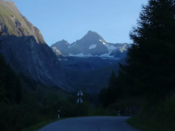 Start am kleinen Parkplatz vor dem Lucknerhaus der Großglockner im Hintergrund Zoom