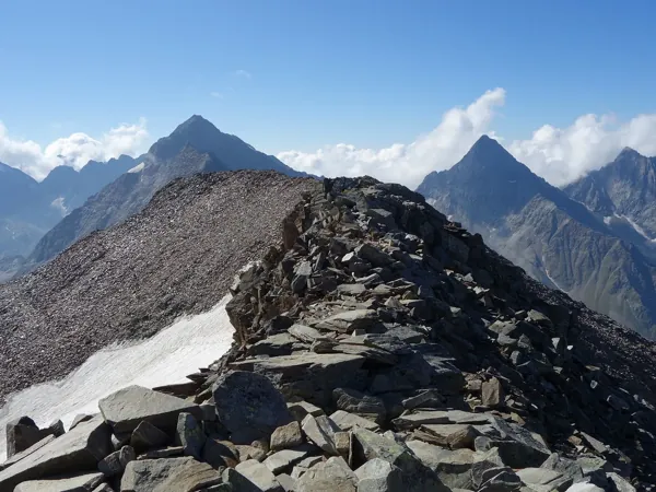 Blick vom Gipfel Böses Weibl Richtung Süden rechts der Glödis links Roter Knopf