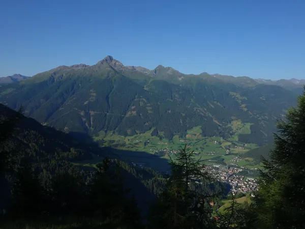 am Falkenstein Blick Richtung SW links hinten der Zunig rechts unten Matrei