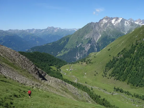 vom Gipfel Bretterwandspitze Abstieg Richtung Äußere Steiner Alm unten Bildmitte