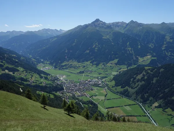 von der Äußeren Steiner Alm zurück zum Ausgangsort unten Matrei Bildmitte der Zunig
