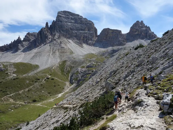 von der Langalmhütte Marsch Richtung Drei Zinnen Hütte hinten der Paternkofel