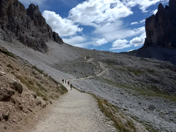 von der Drei Zinnen Hütte Marsch zum Paternsattel
