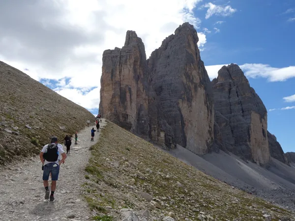 von der Drei Zinnen Hütte Marsch zum Paternsattel