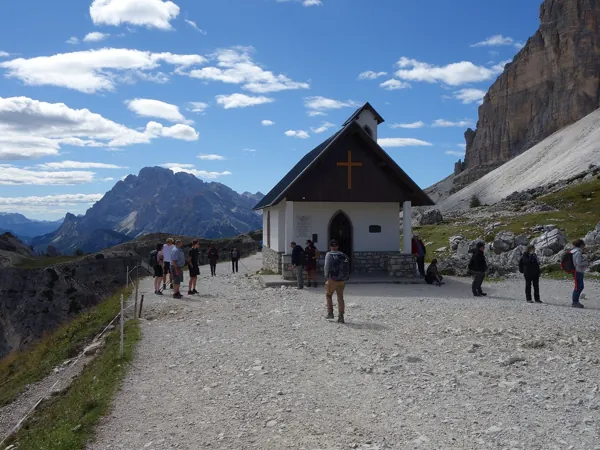 von der Lavaredohütte zur Auronzohütte bei der Alpinikapelle
