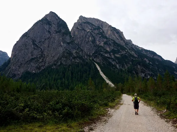 Aufstieg zum Gipfel Monte Piano hinten in der Mitte