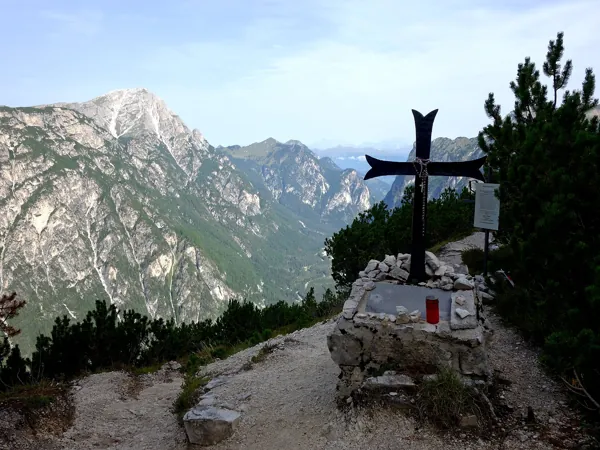 Aufstieg zum Gipfel Monte Piano ueber Pionierweg bei Soldatenfriedhof links hinten der Duerrenstein