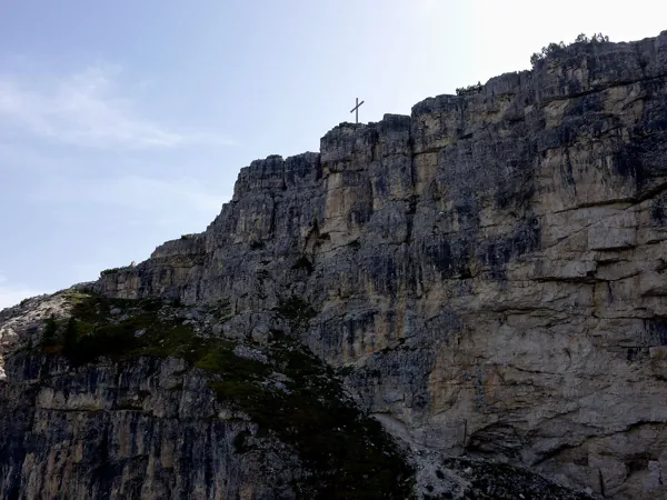 Aufstieg zum Gipfel Monte Piano ueber Pionierweg Blick zum Gipfelkreuz