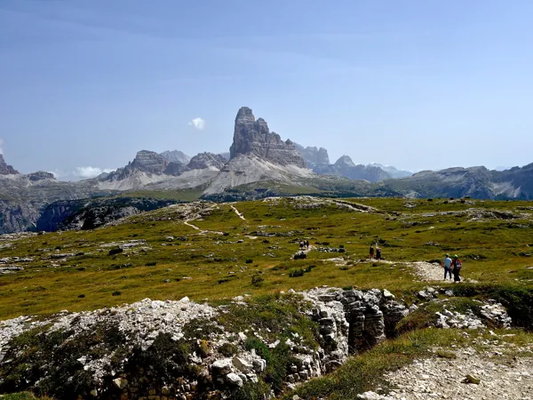 Suedgipfel Monte Piana Blick Richtung Osten hinten die Drei Zinnen