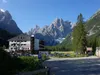 Parkplatz beim Hotel Dolomitenhof hinten Mitte Einserkofel