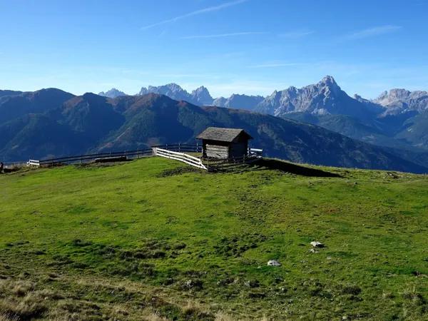 Aufstieg zur Parggenspitze bei Äussere Hochalmhütte hinten die Sextner Dolomiten