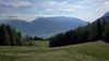 Aufstieg Rauchkofel bei Tristacher Alm Blick zurueck hinten Kreuzeckgruppe