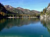 um den Pragser Wildsee Blick zum Hotel Pragser Wildsee