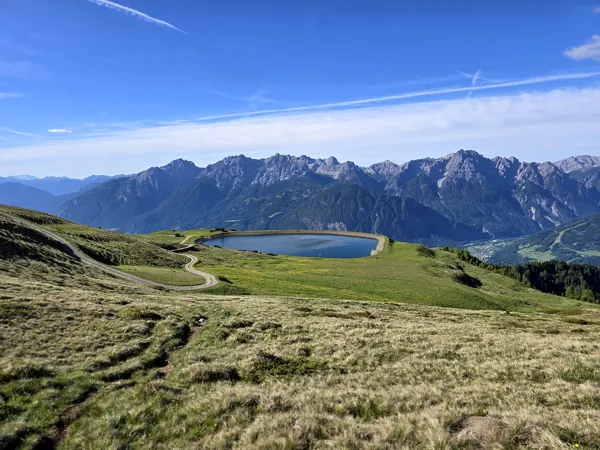 von der Rottmannalm zum Goiselemandl beim Speicherteich hinten die Lienzer Dolomiten