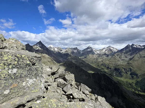Gipfel Östlicher Sattelkopf Blick Richtung Norden hinten Mitte Glödis