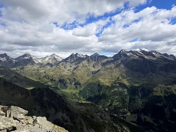 Gipfel Östlicher Sattelkopf Blick Richtung NNO links Glödis rechts Petzeck