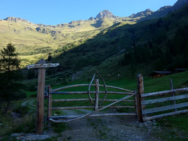 Marsch Richtung Talschluss bei der Ganzlar Alm hinten der Bockstein