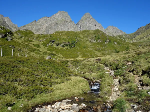 von Aleit Aufstieg zum Sichelsee hinten die Arnhoerner