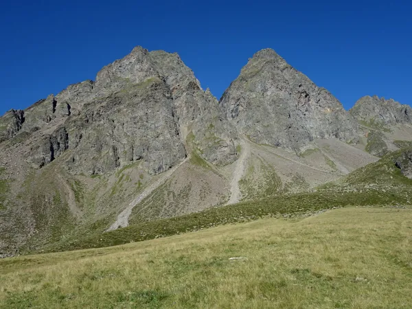 von Aleit Aufstieg zum Sichelsee ueber Koenigswiese hinten die Arnhoerner