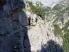 über den Dolomiten-Höhenweg über schmales ausgesetztes Band