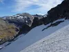 von der St Pöltner Hütte Aufstieg Richtung Taürnkogel über großes Schneefeld hinten der Großglockner
